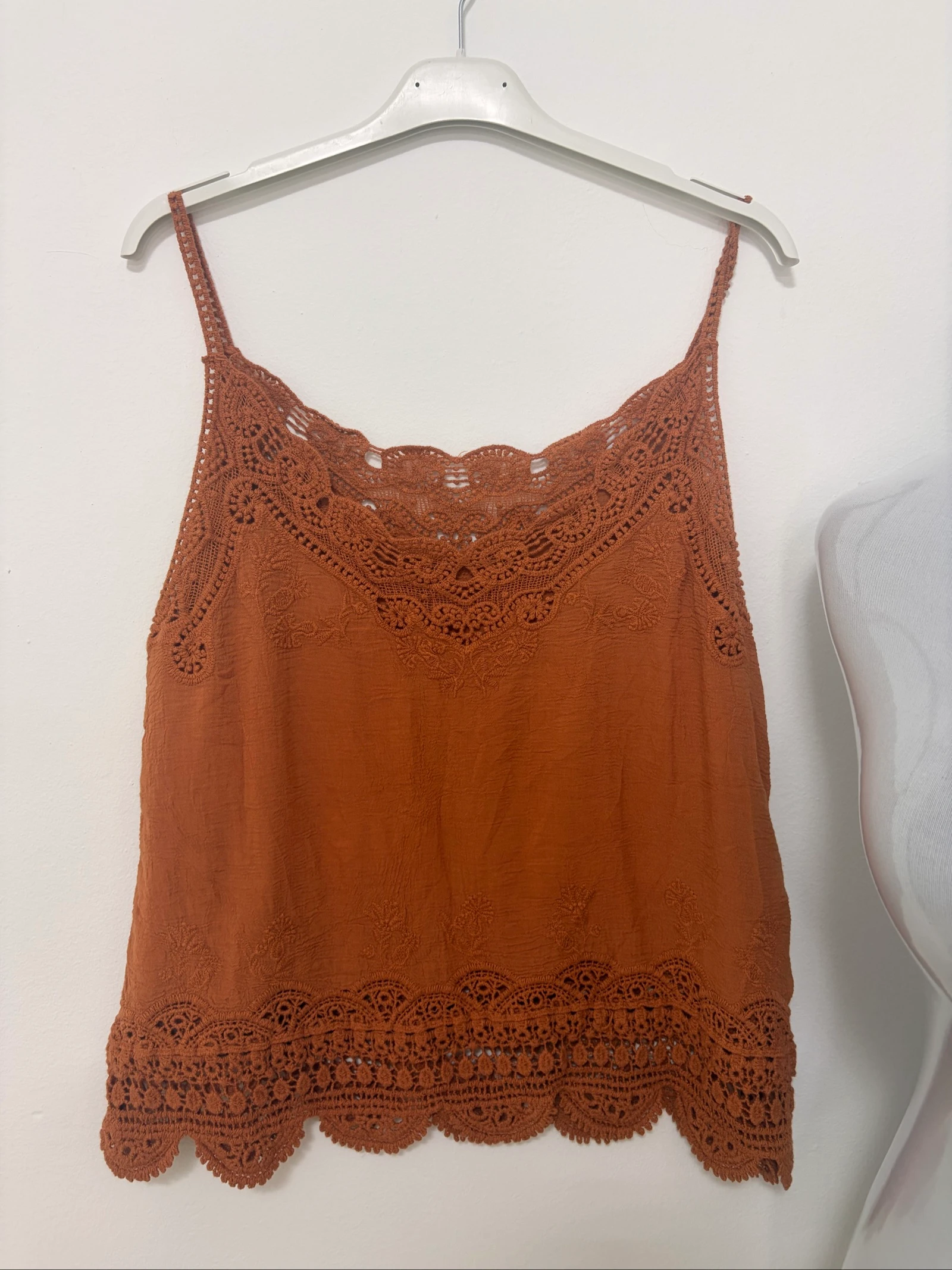 Crop top de algodón color tierra bordado 